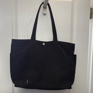 Lululemon Daily Multiple Pocket Tote 20 ml